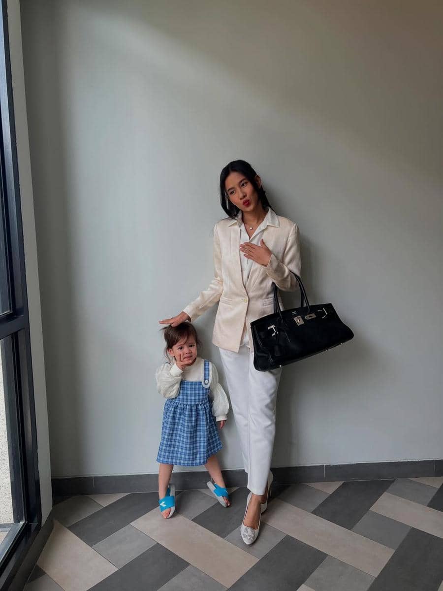 padu padan outfit nuansa putih ala Shenina Cinnamon