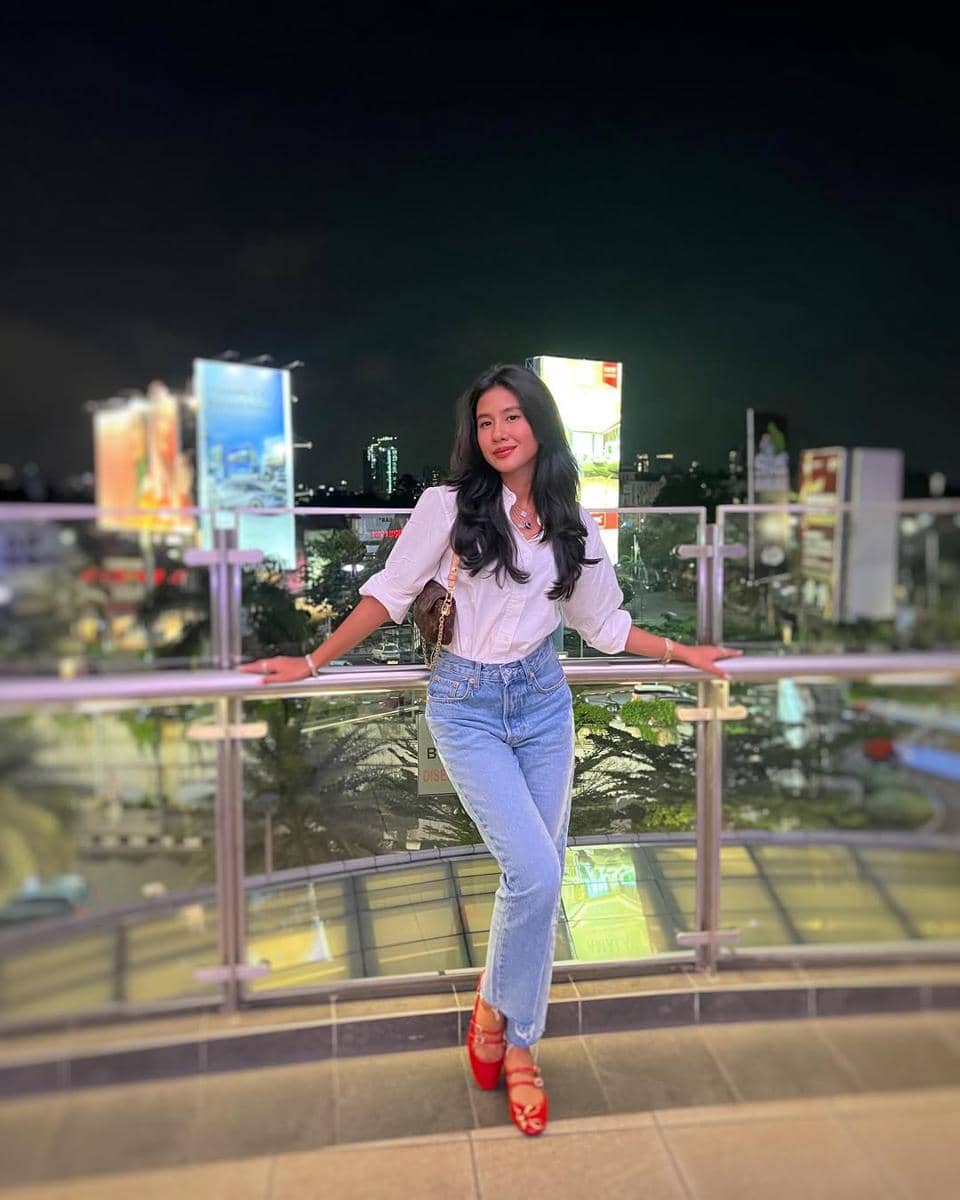 padu padan outfit nuansa putih ala Shenina Cinnamon