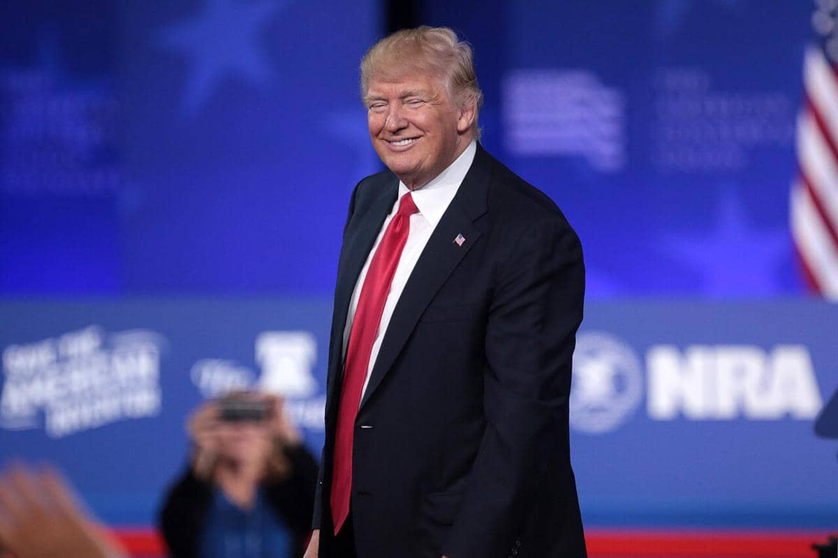 Presiden Amerika Serikat, Donald Trump, sedang menghadiri pertemuan.