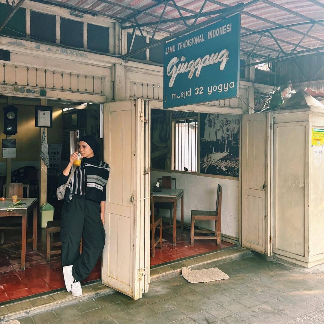 Gaya kasual ala Ayudia Bing Slamet 