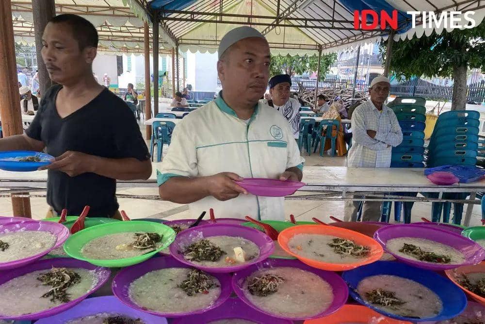 Suasana pembagian bubur pedas Al-Mahsun (IDN Times/Indah Permata Sari)