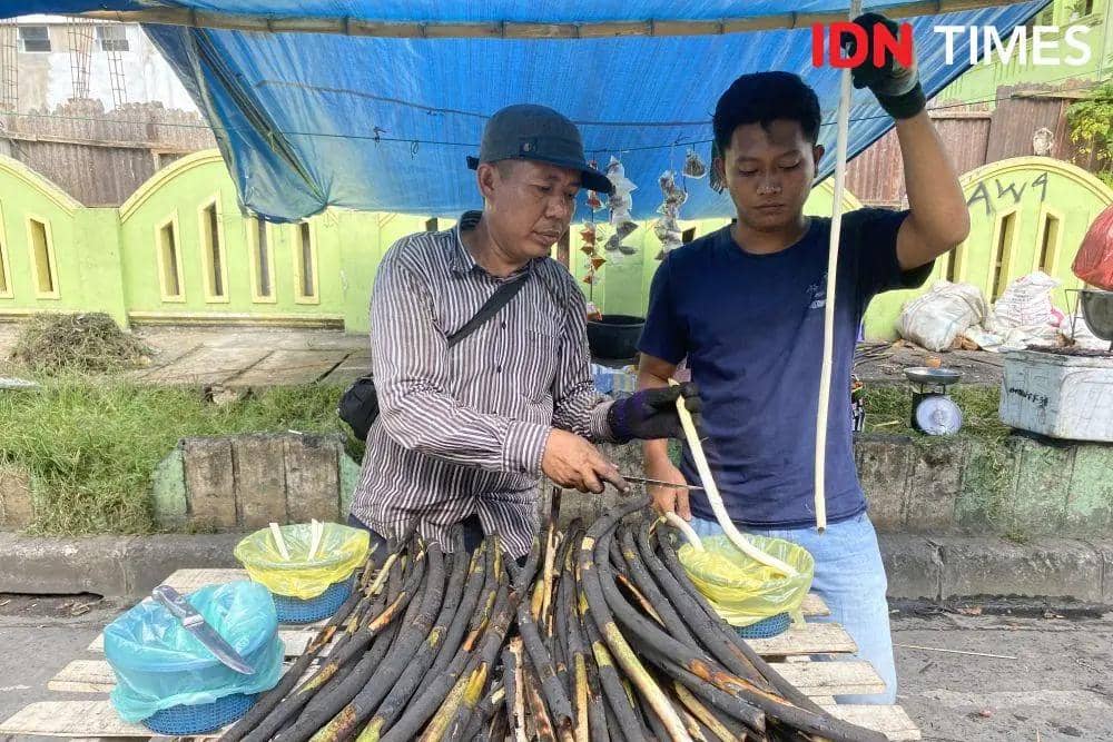 Pedagang Pakat yang berjualan di Jl. S.M Raja Kota Medan (IDN Times/Indah Permata Sari)