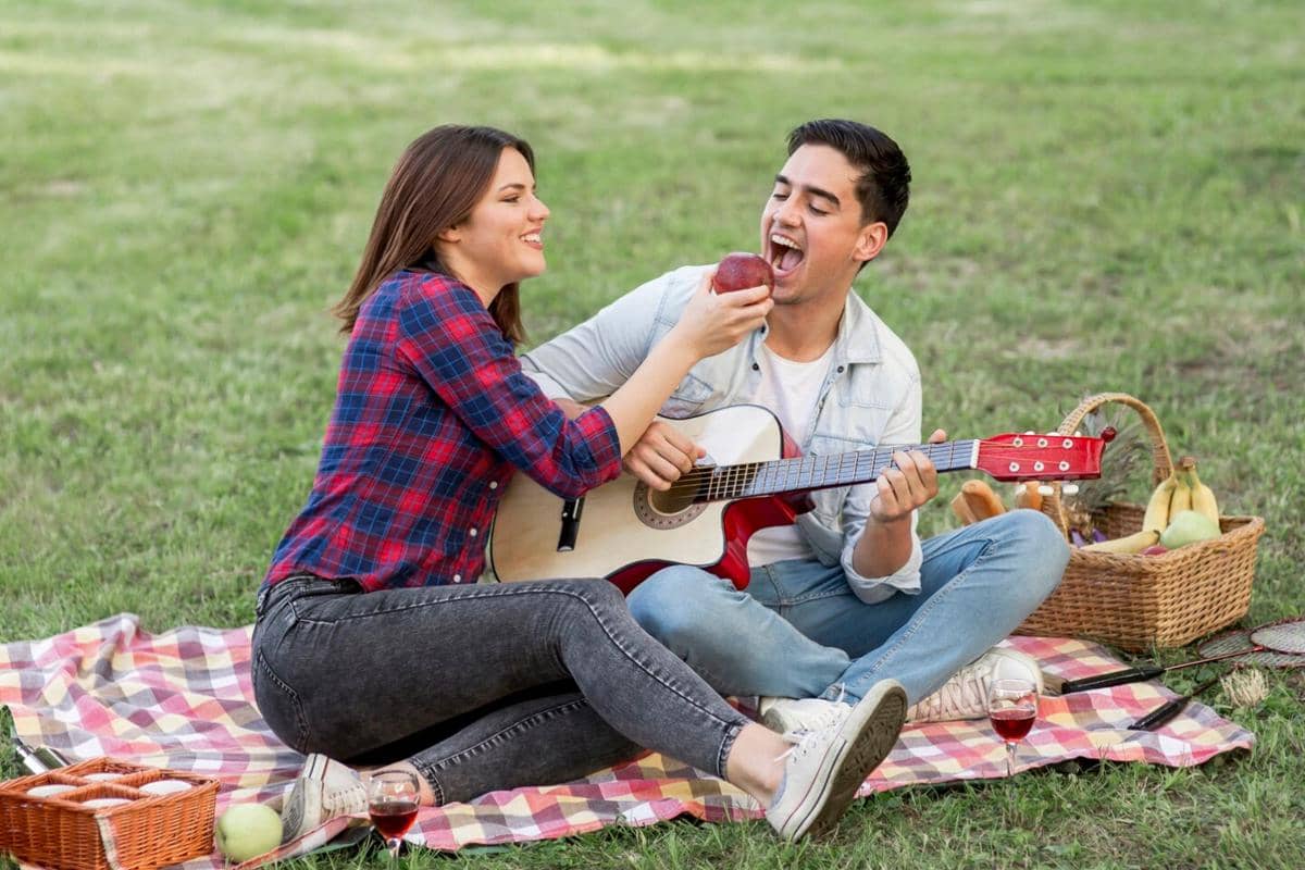 pasangan kekasih sedang piknik