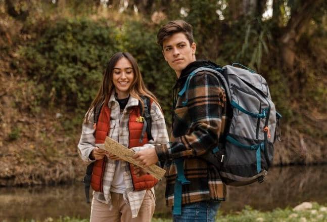 pasangan kekasih sedang hiking