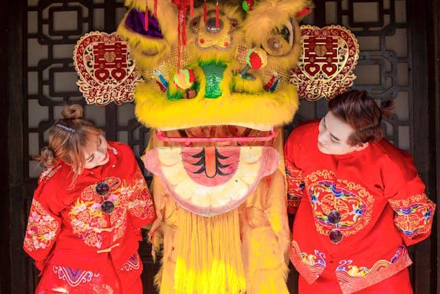 ilustrasi barongsai saat Imlek 