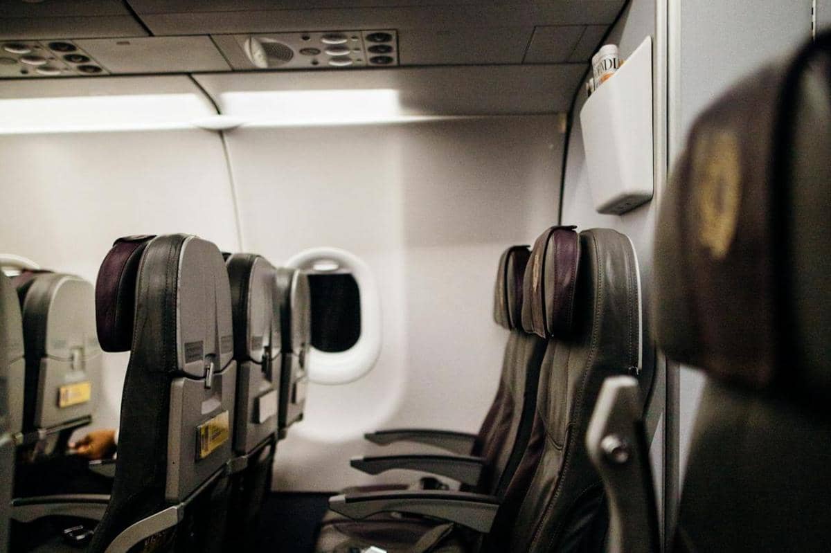 ilustrasi kursi belakang pesawat