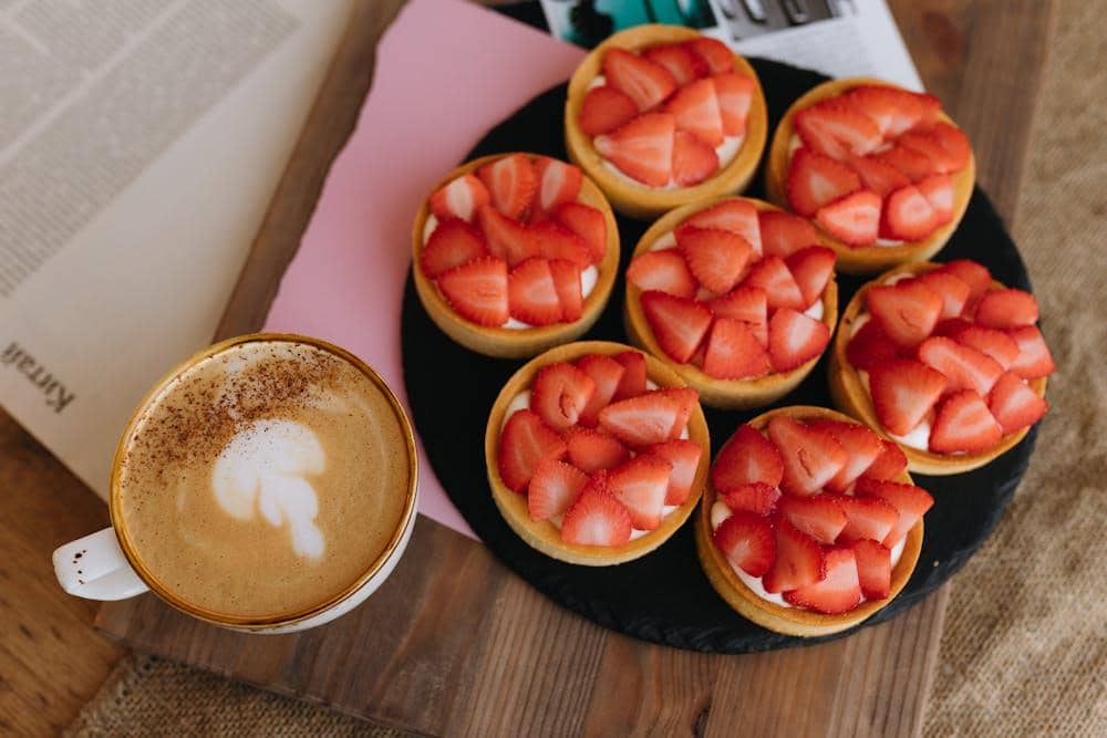 ilustrasi strawberry mousse pie