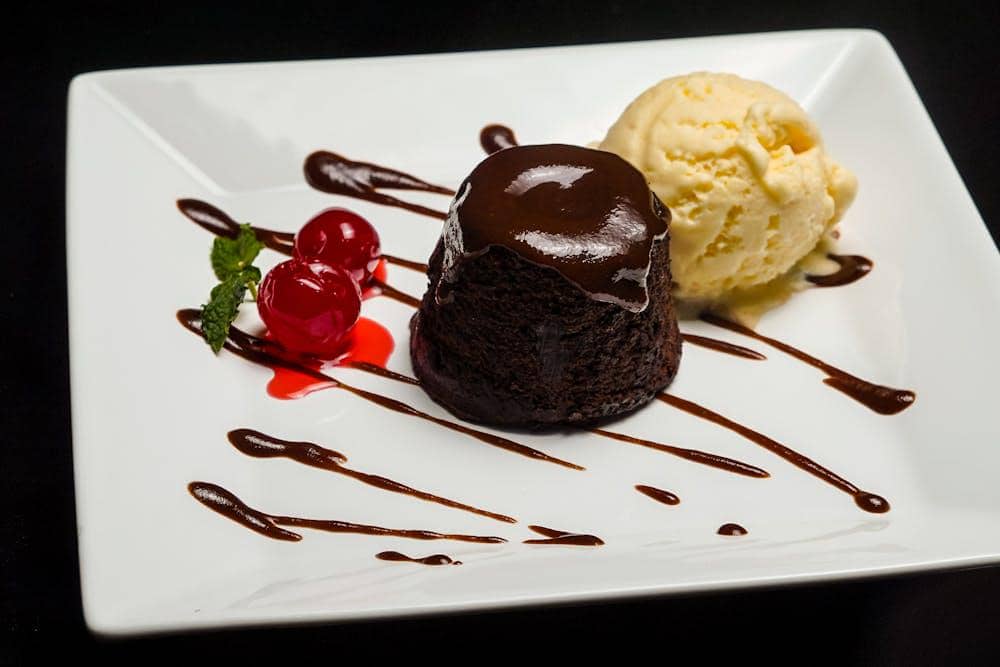 ilustrasi black forest molten lava cake