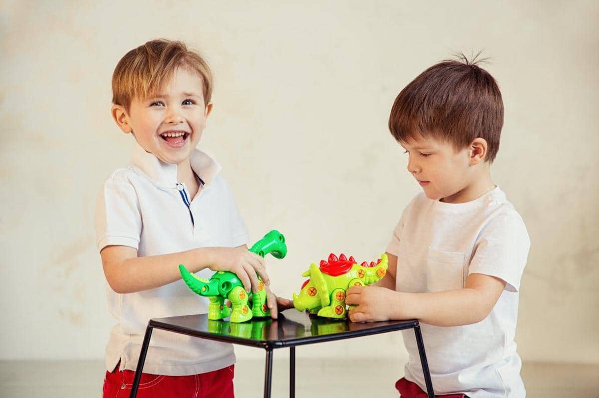 ilustrasi dua anak bermain 