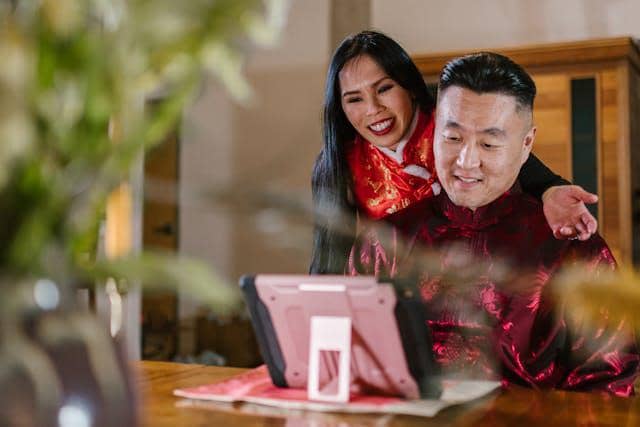 ilustrasi warna baju yang cocok untuk Imlek 