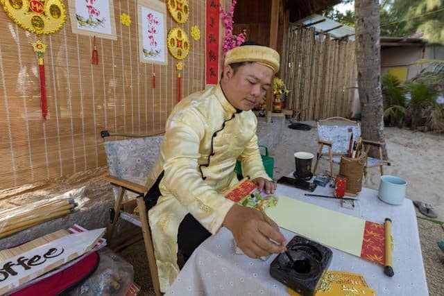 ilustrasi warna baju yang cocok untuk Imlek 