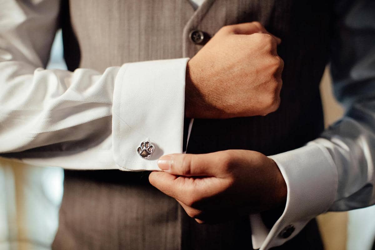 seorang pria sedang memakai kemeja