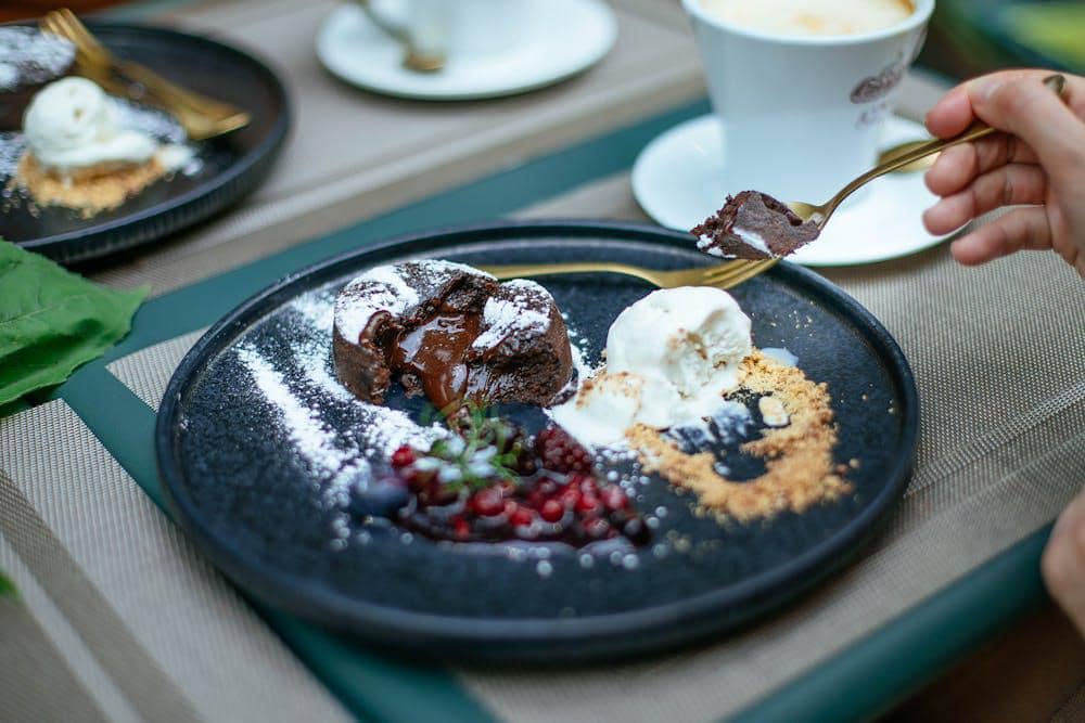ilustrasi black forest molten lava cake