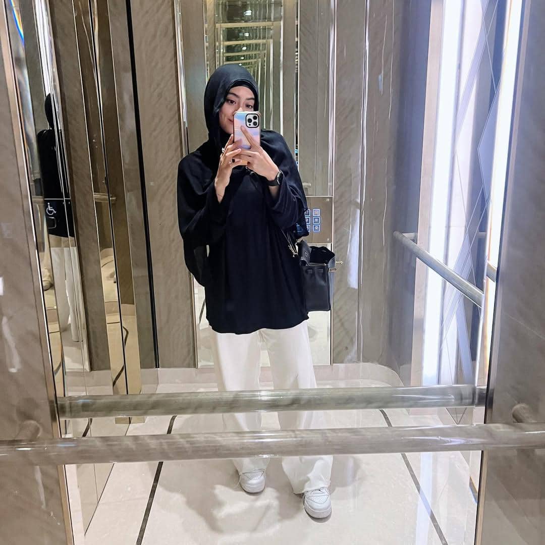 referensi mix and match kasual ala Ayudia Bing Slamet 