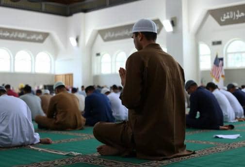 ilustrasi salat di masjid