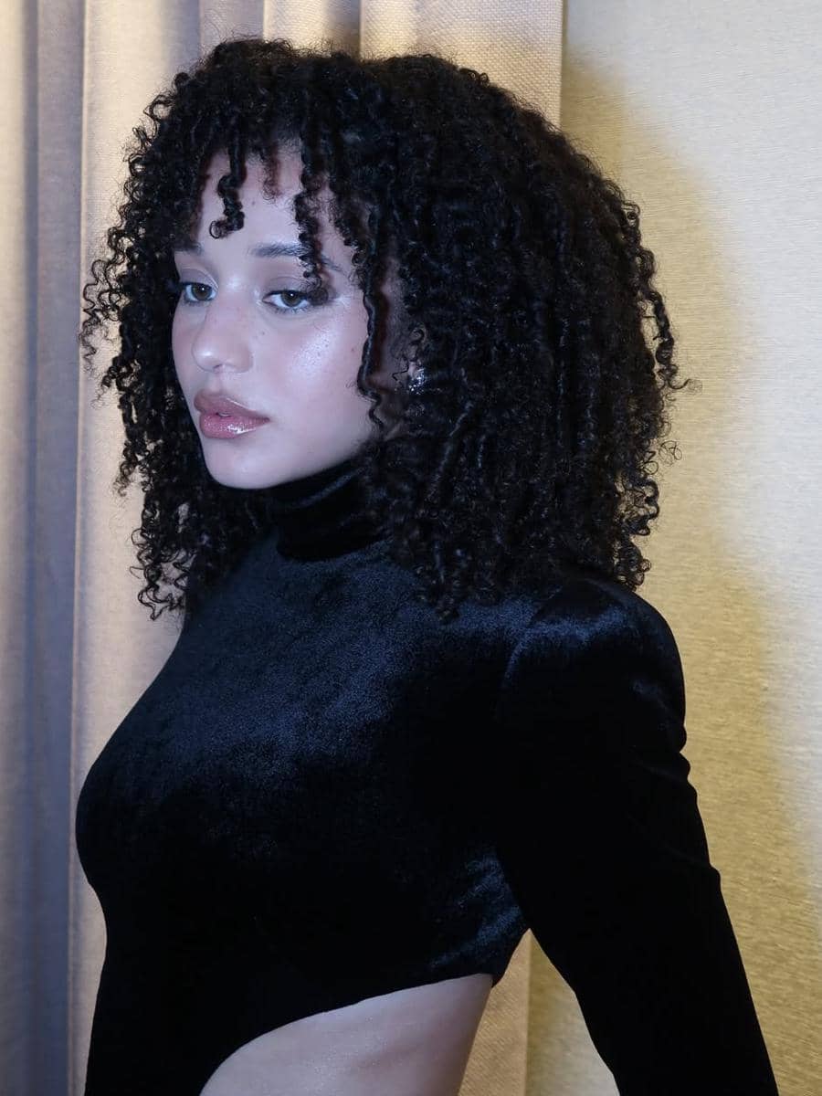 Ilustrasi curly bangs