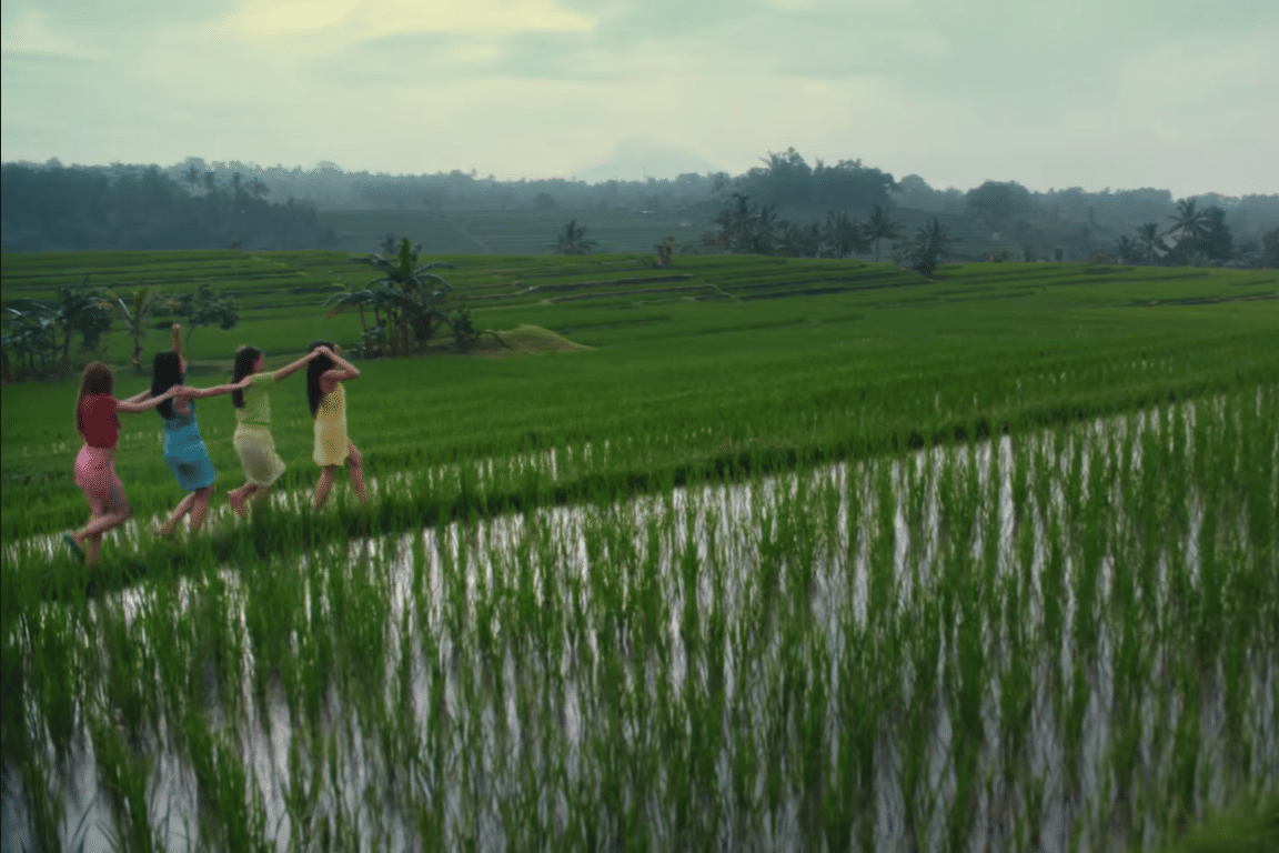 Tangkapan layar MV Shoot no na di Tegalalang Rice Terrace, Bali