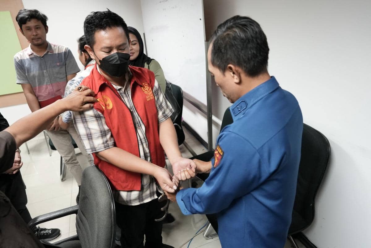 enam dari tujuh tersangka kasus korupsi pengajuan KUR Semendo di salah satu bank plat merah di Muara Enim