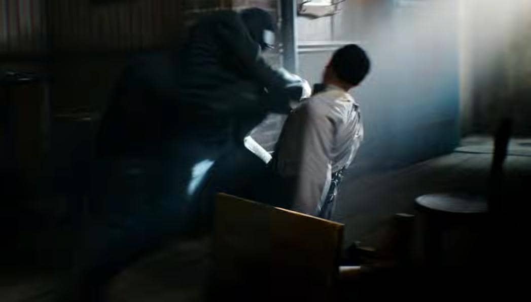 Spider-Noir menghajar orang di bar - Spider-Noir