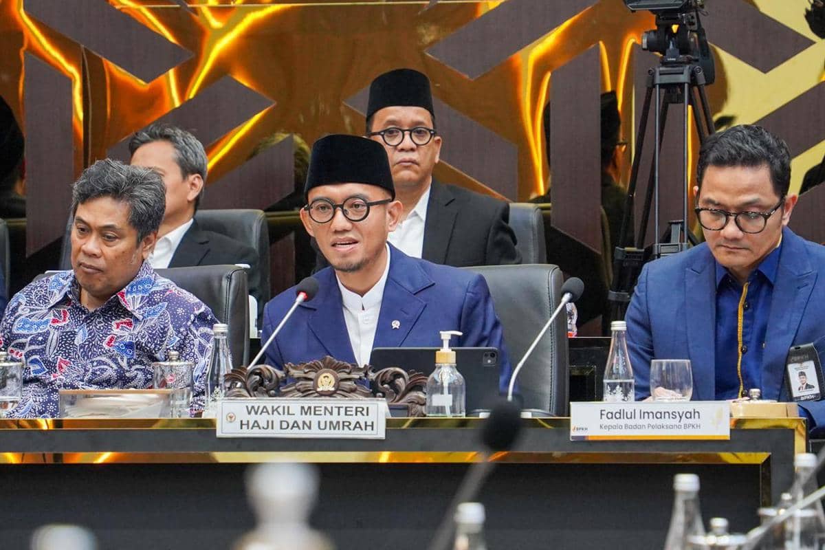 Wakil Menteri Haji dan Umrah (Wamenhaj), Dahnil Anzar Simanjuntak (tengah) dan Kepala Badan Pelaksana BPKH Fadlul Imansyah (kanan) saat hadir dalam Rapat Dengar Pendapat Umum (RDPU) bersama Badan Legislasi (Baleg) DPR RI di Gedung Parlemen, Senayan, Kamis (12/2/2026). Dok. Media Center Haji