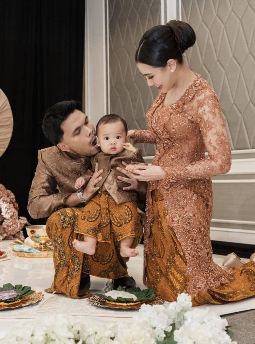 Tedak siten Aaliyah Massaid 