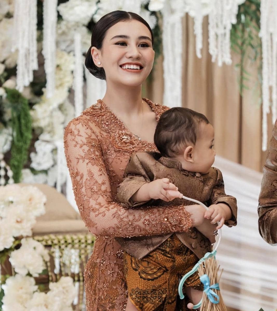 Tedak siten Aaliyah Massaid 