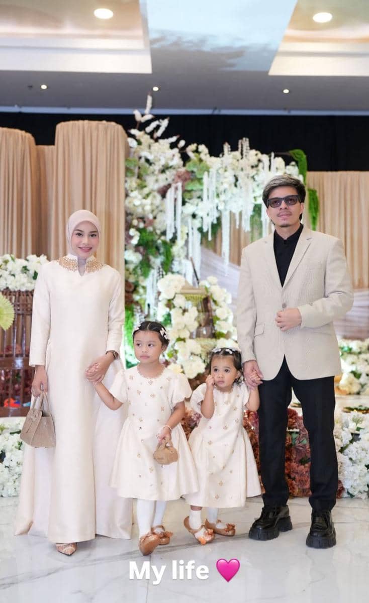 Gaya Tamu dan Keluarga di Tedak Siten Anak Aaliyah-Thariq (instagram.com/aurelie.hermansyah)