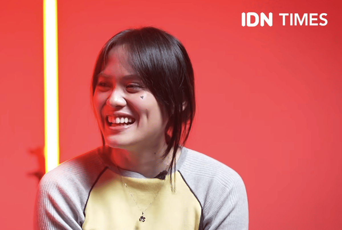 Sheryl Shenafia dalam program OFF THE RECORD