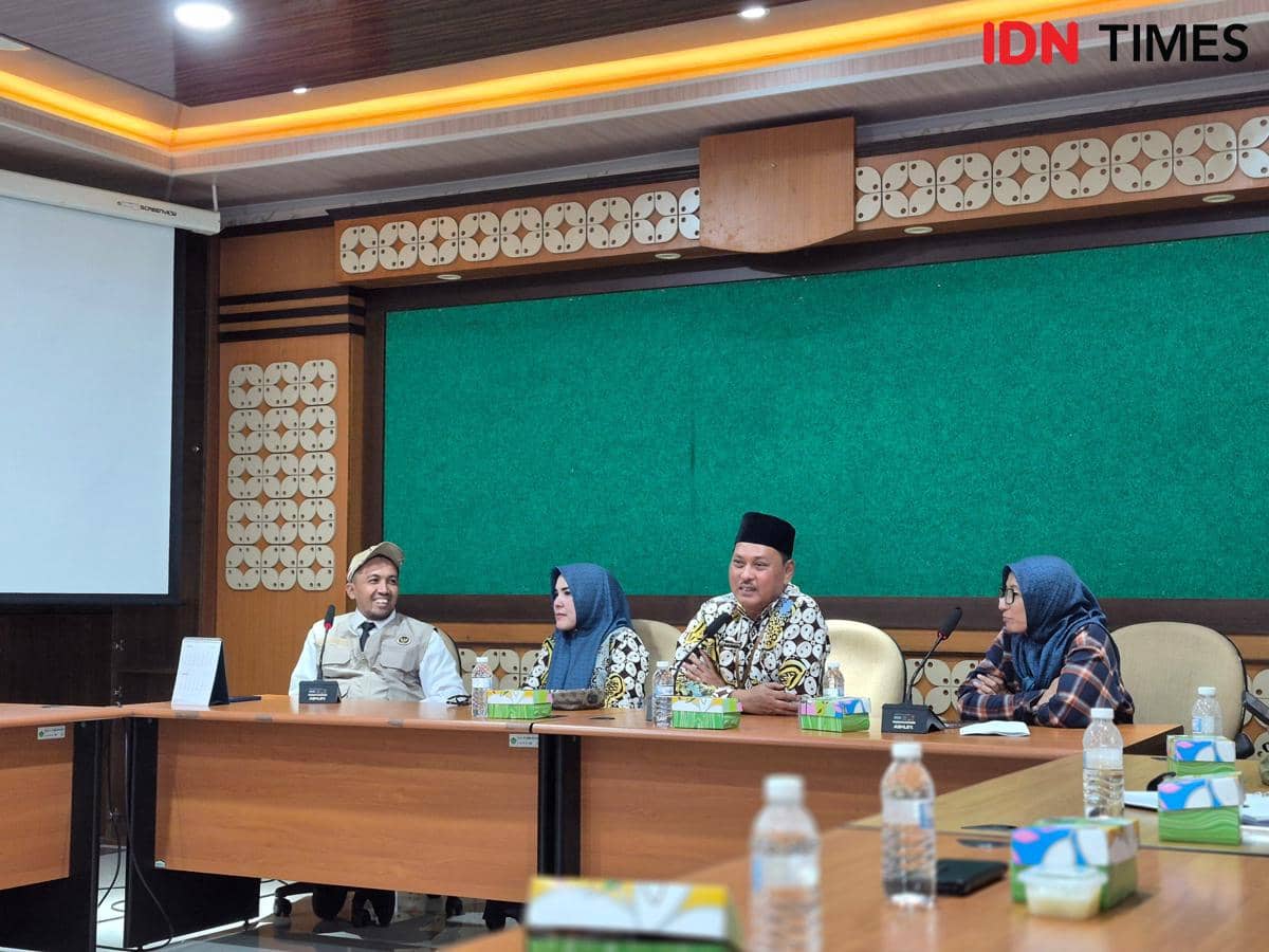 Pelaksana Tugas (Plt) Kepala Kantor Wilayah Kementerian Haji dan Umrah (Kemenhaj) Daerah Istimewa Yogyakarta (DIY), Jauhar Mustofa menerima kunjungan silaturahmi para Petugas Penyelenggara Ibadah Haji (PPIH) Arab Saudi asal DIY di Kantor Wilayah Kemenhaj DIY, Jumat (13/2/2026). (IDN Times/Yogie Fadila)