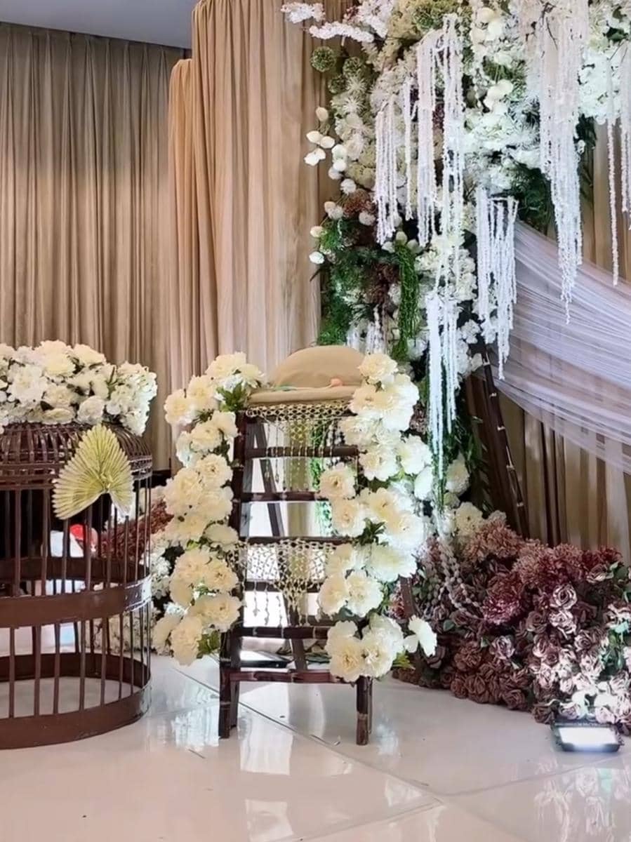 Tedak siten Arash anak Thariq Halilintar dan Aaliyah Massaid. 