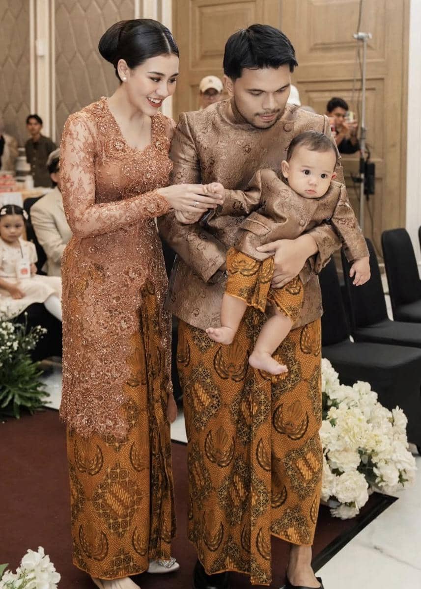 Tedak siten Aaliyah Massaid 