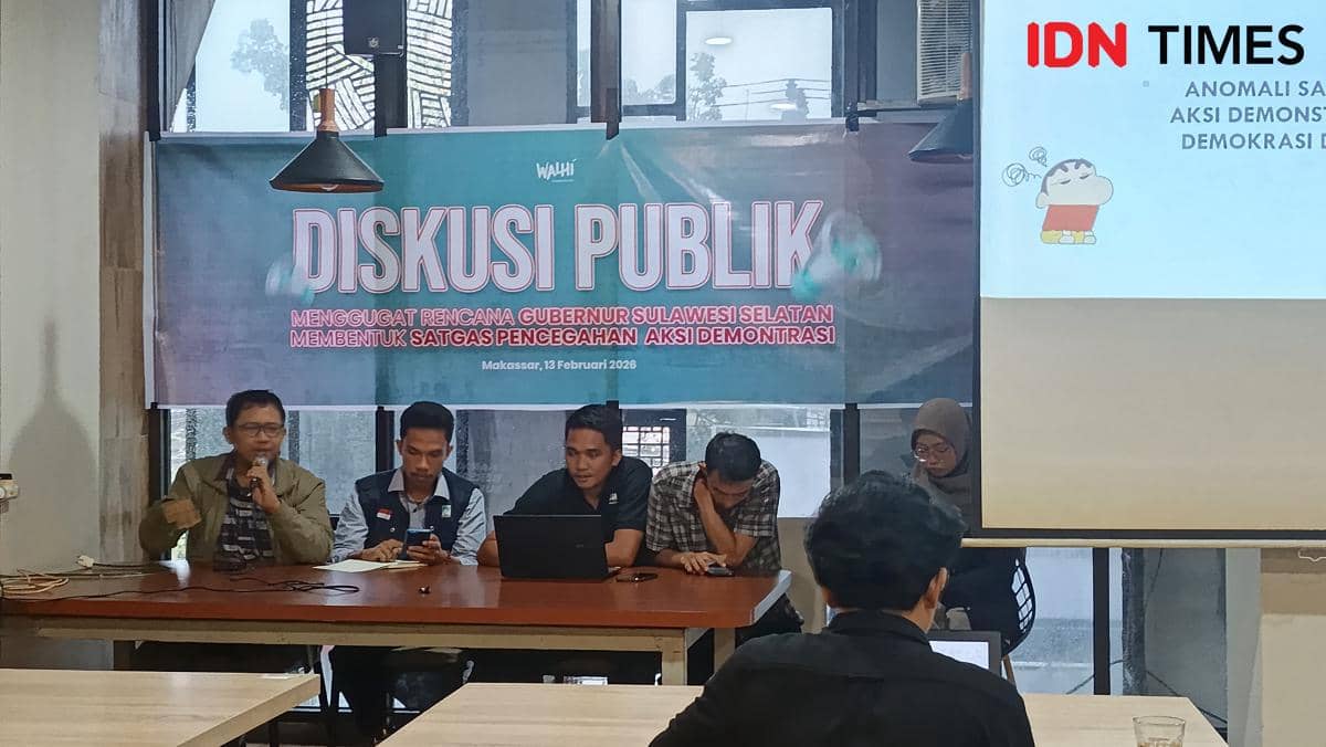 Perwakilan PBHI, LAPAR, WALHI, dan KAPAL Sulsel menyampaikan pandangan dalam diskusi publik di Nol Tiga Café, Makassar, terkait penolakan rencana pembentukan Satgas Pencegahan Aksi Demonstrasi, Jumat (13/4/2025). (IDN Times/Asrhawi Muin)