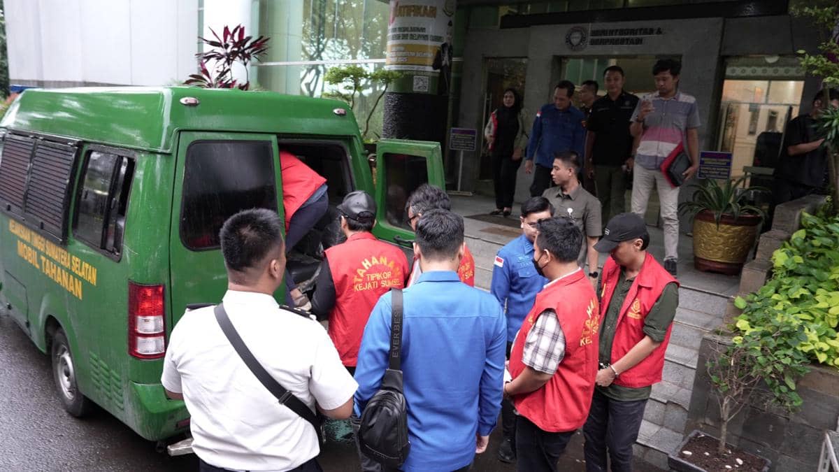 enam dari tujuh tersangka kasus korupsi pengajuan KUR Semendo di salah satu bank plat merah di Muara Enim