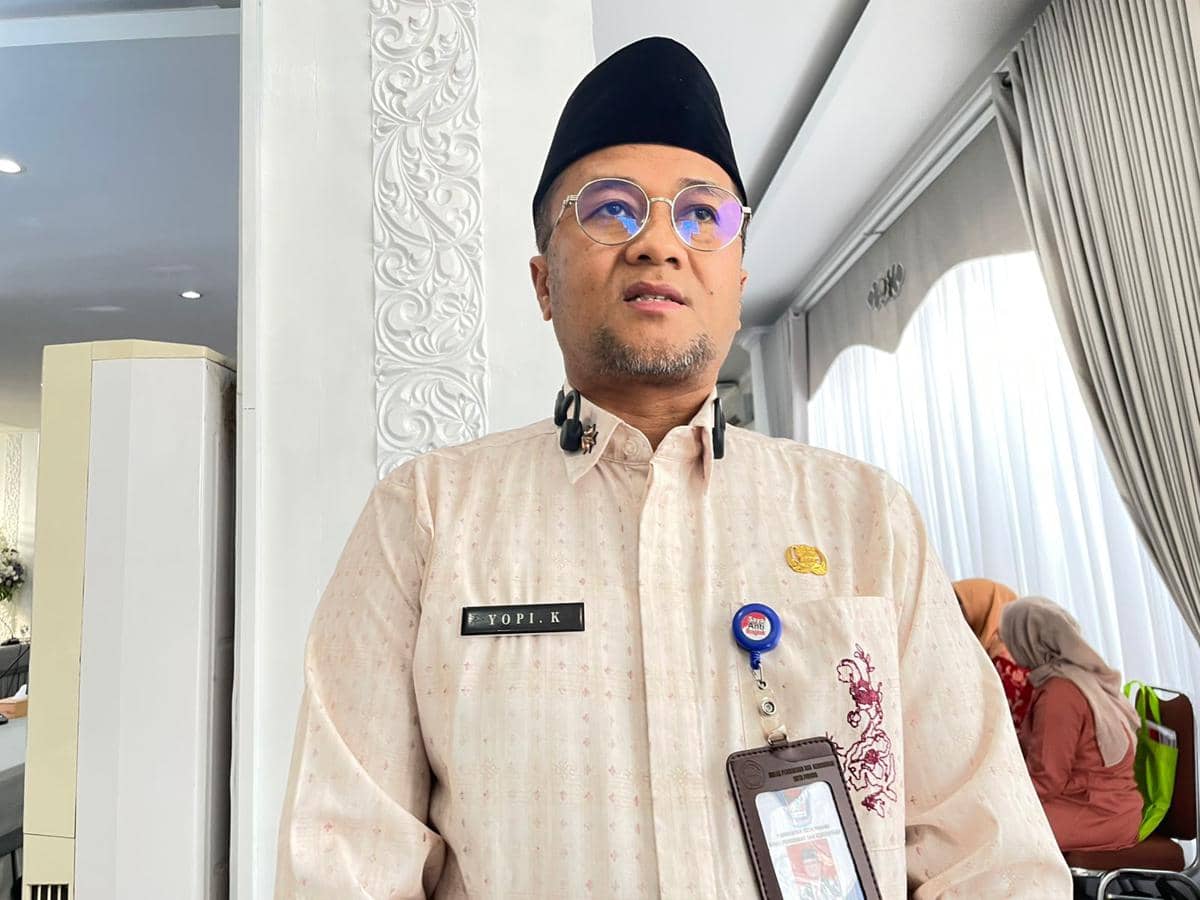 Kadisdik Padang, Yopi Krislova