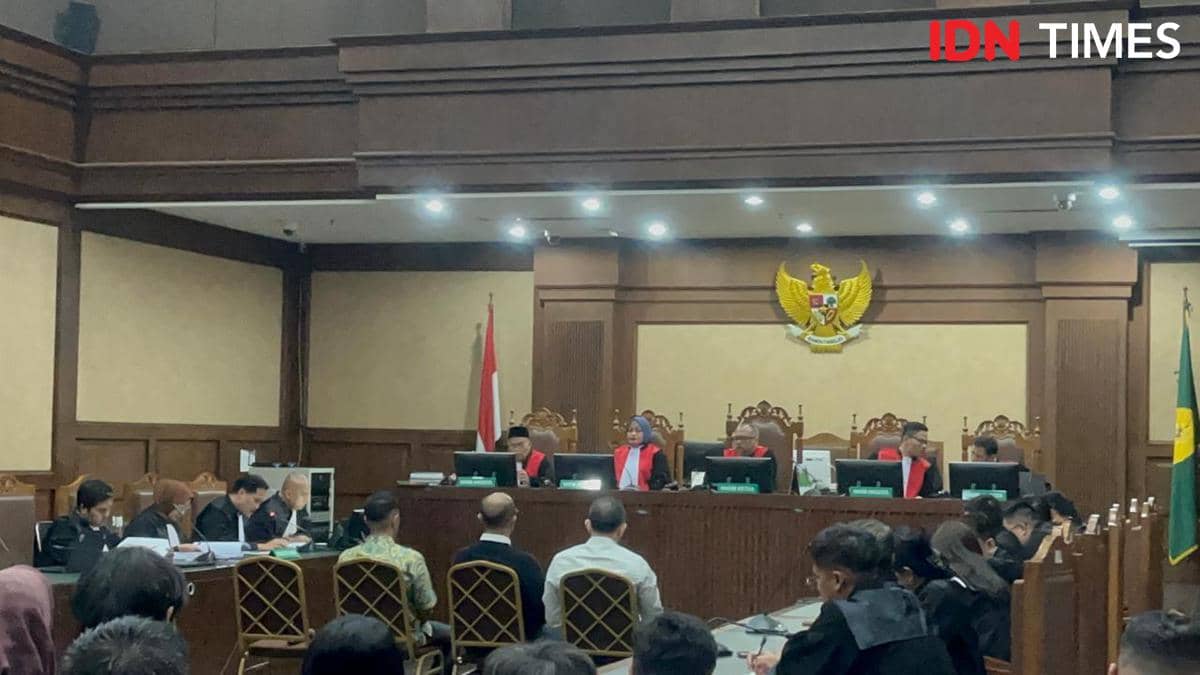 Eks Dirut Pertamina Internasional Shipping Dituntut 14 Tahun Penjara (IDN Times/Aryodamar)