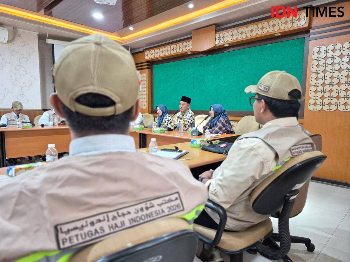 Pelaksana Tugas (Plt) Kepala Kantor Wilayah Kementerian Haji dan Umrah (Kemenhaj) Daerah Istimewa Yogyakarta (DIY), Jauhar Mustofa menerima kunjungan silaturahmi para Petugas Penyelenggara Ibadah Haji (PPIH) Arab Saudi asal DIY di Kantor Wilayah Kemenhaj DIY, Jumat (13/2/2026). (IDN Times/Yogie Fadila)