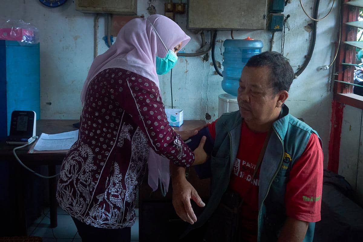 Layanan Cek Kesehatan Gratis (CKG) yang menyasar pedagang dan pengunjung di Pasar Mijen Semarang, Kamis (12/2/2026). (IDN Times/Dhana Kencana)