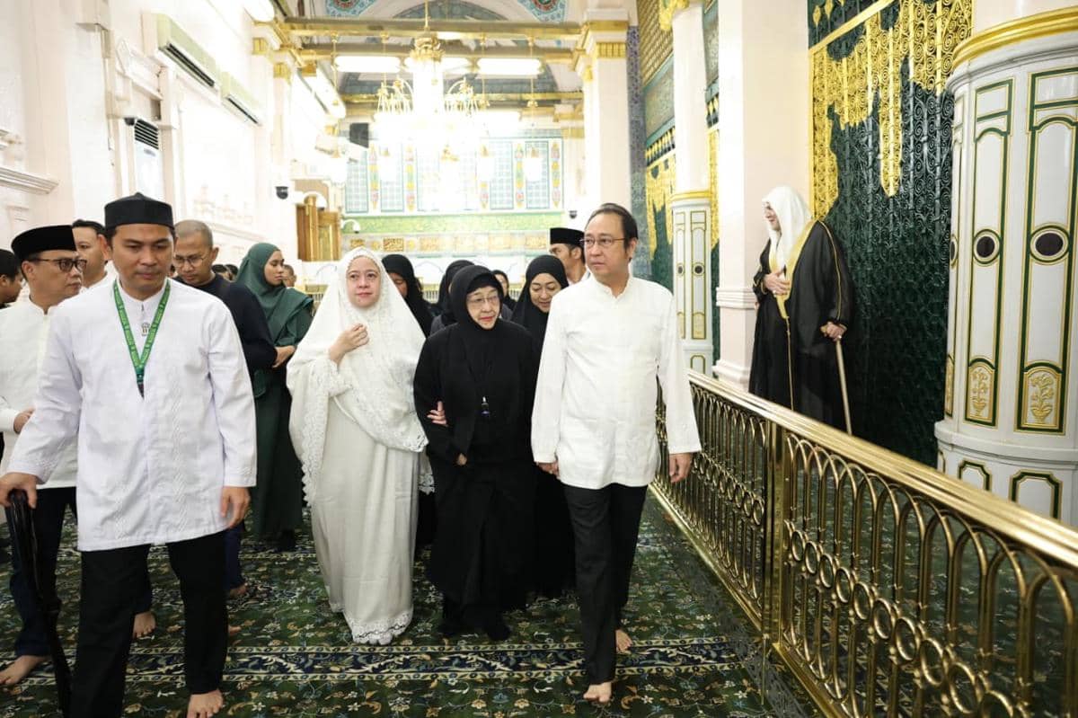 Ketua Umum DPP PDIP Megawati Soekarnoputri berziarah ke makam Rasulullah SAW di Masjid Nabawi, Madinah, Arab Saudi, Rabu (11/2/2026). 