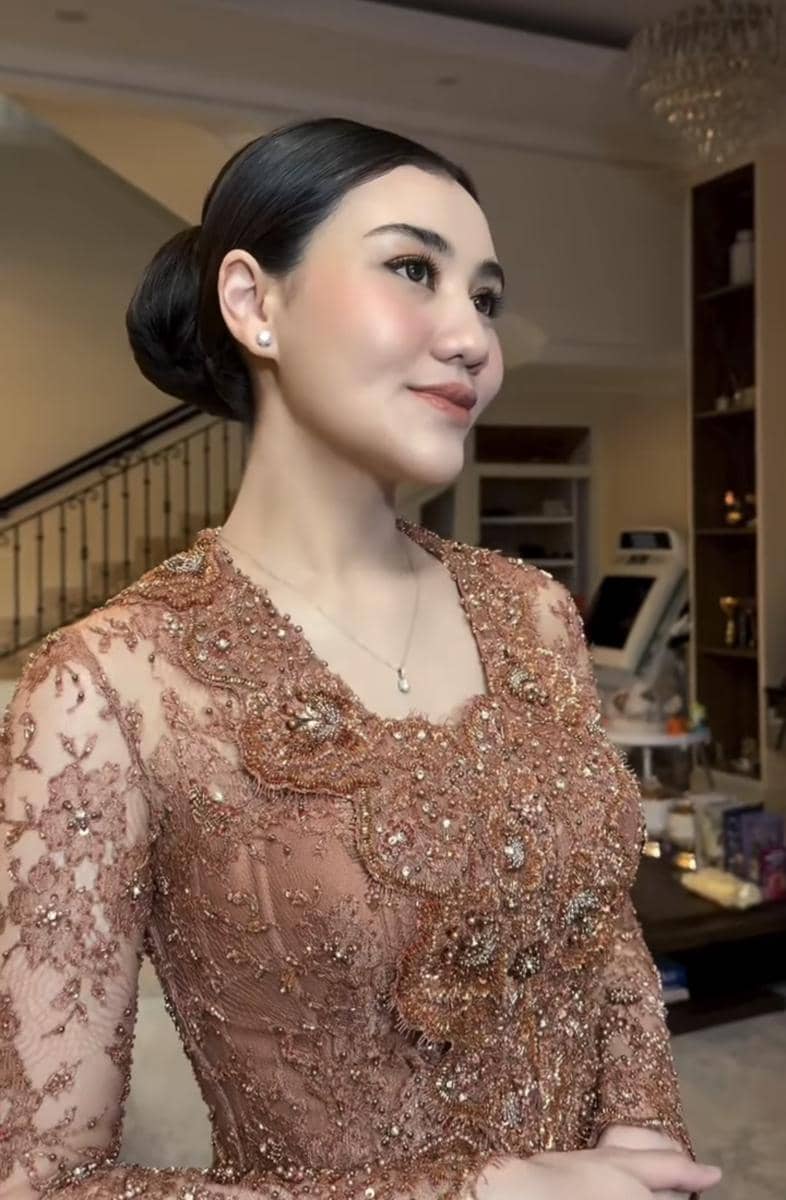 Tedak siten Aaliyah Massaid 