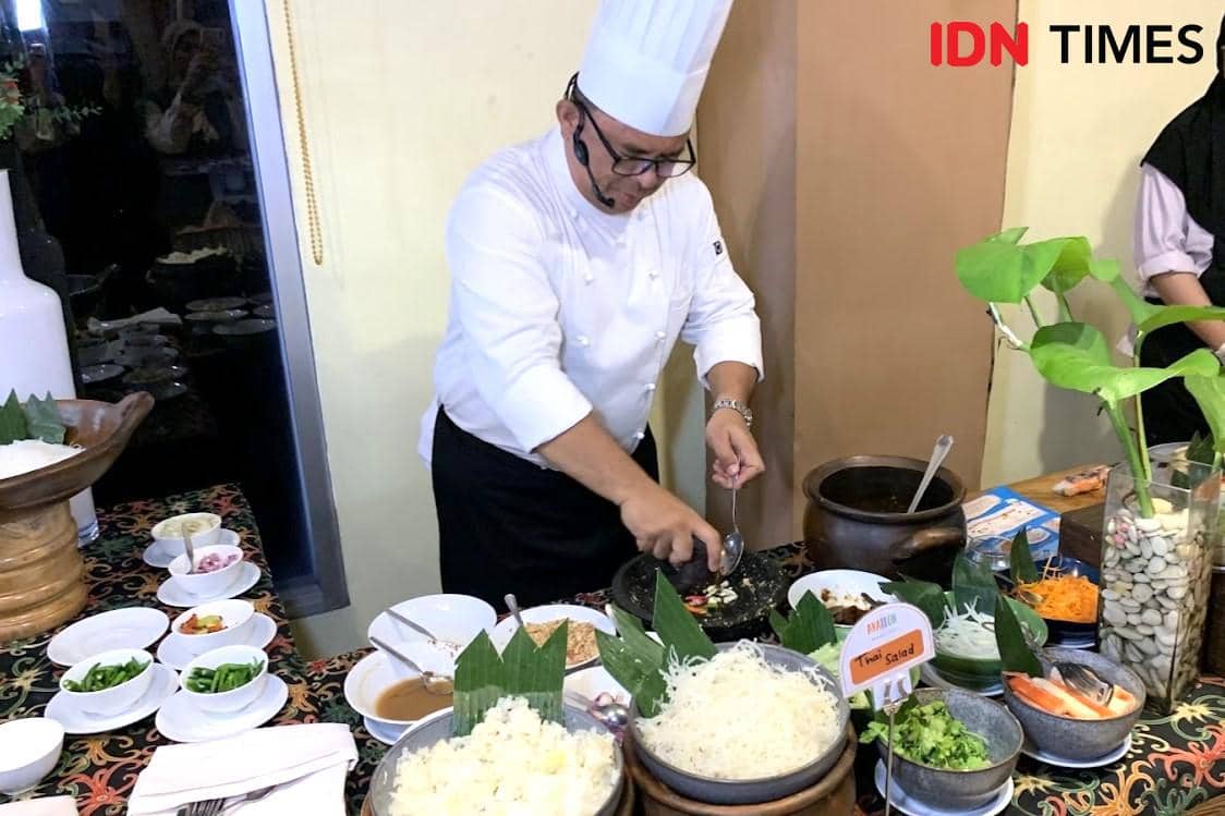 Potret Executive Chef Crown Prince Hotel Surabaya, Chef Fridinal, dalam acara peluncuran Oriental Ramadhan di Crown Prince Hotel Surabaya, Kamis (12/2/2026)