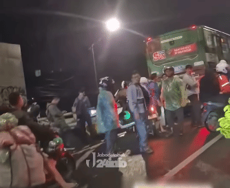 Laka lantas pengendara motor dan bus Transjakarta di Flyover Cijantung, Pasar Rebo, Jakarta Timur. 