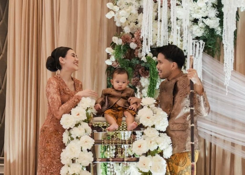 Tedak siten Arash anak Thariq Halilintar dan Aaliyah Massaid. 