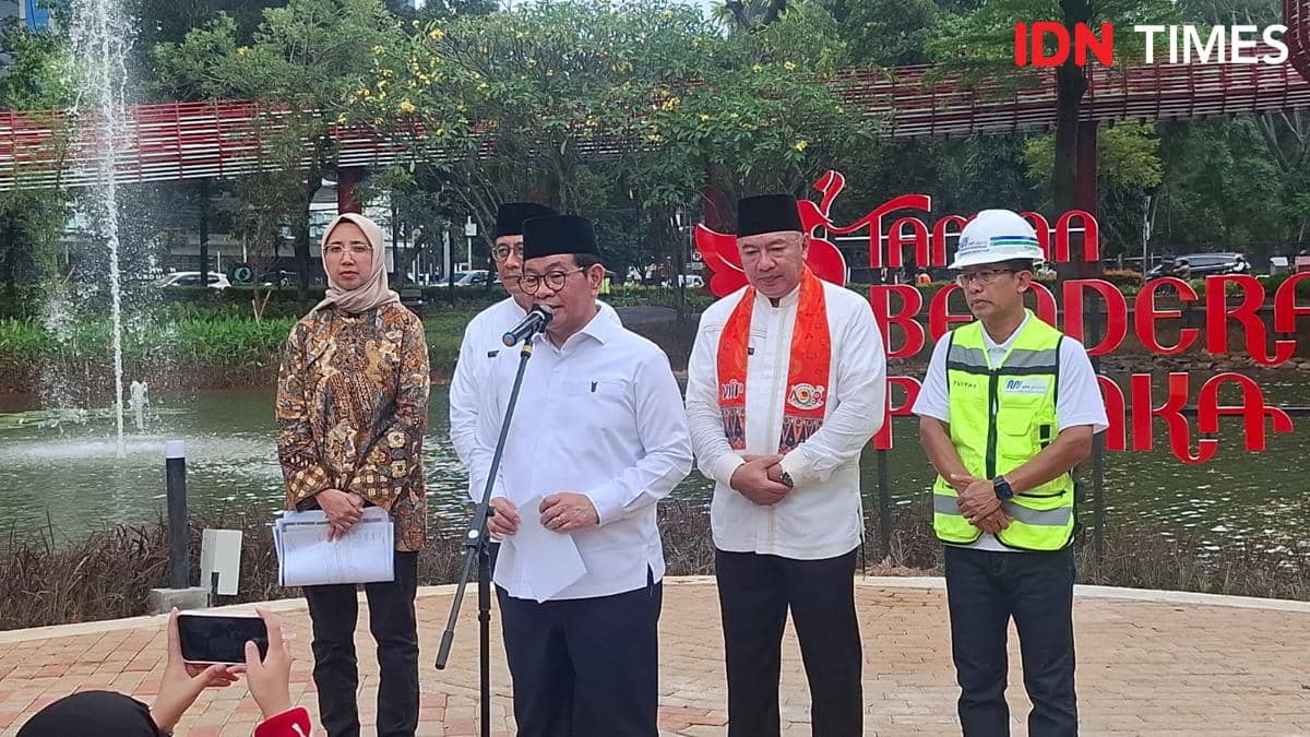 Gubernur DKI Jakarta Pramono Anung tinjau pembangunan Taman Bendera Pusaka di Jakarta Selatan, Jumat (13/2/2026)/ IDN Times Dini Suciatiningrum