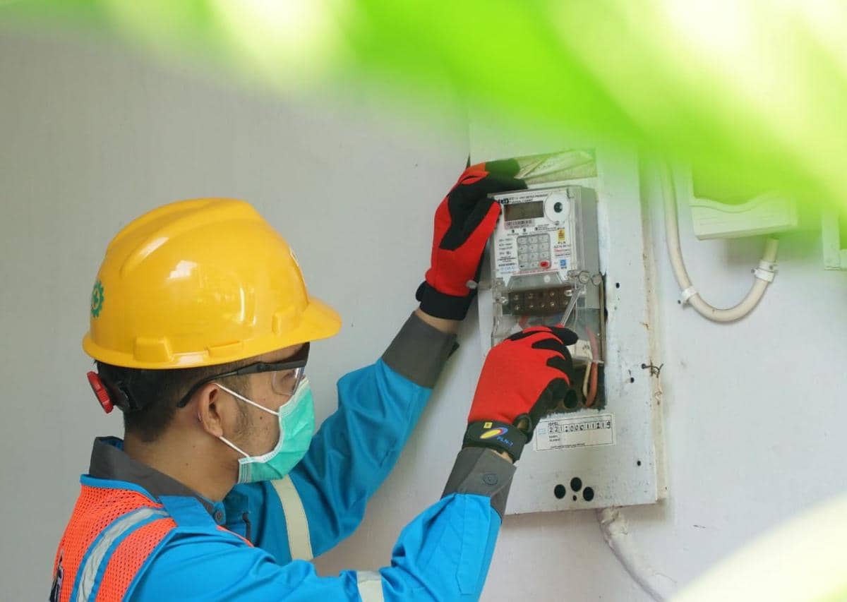 pln, listrik, petugas pln