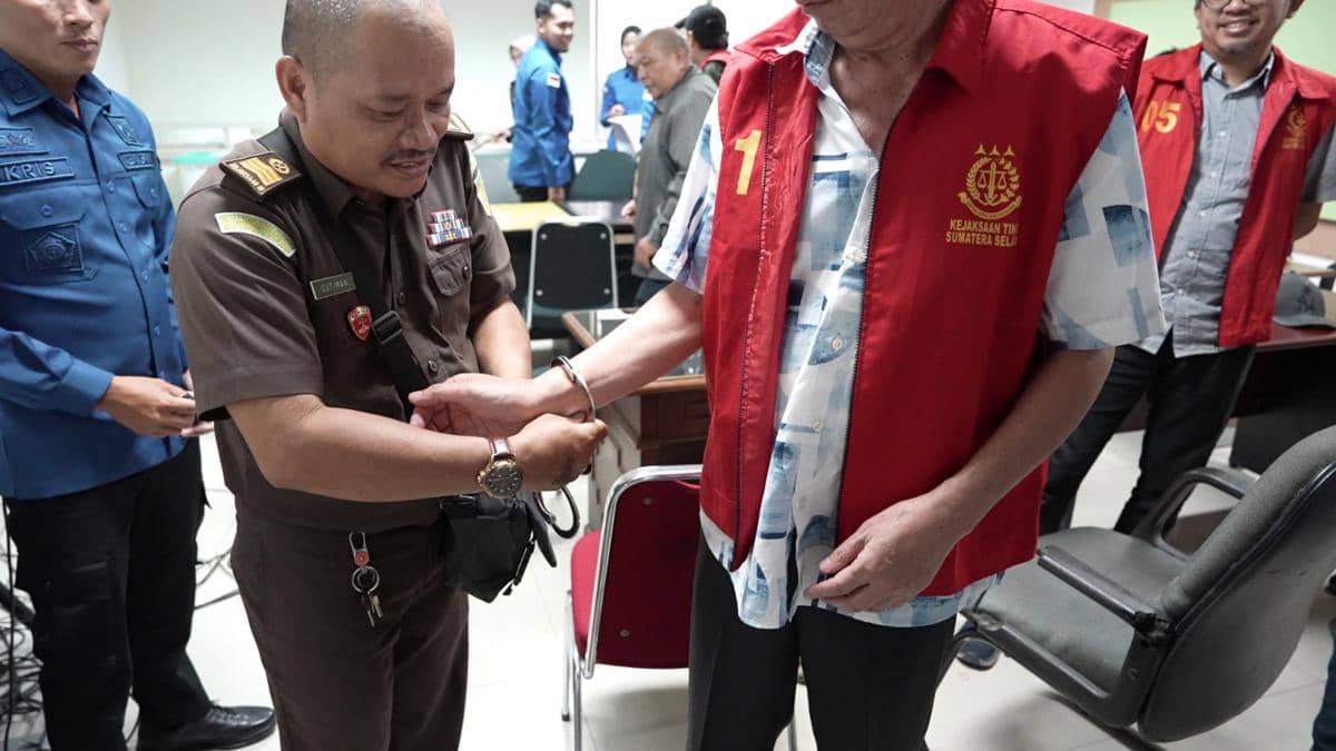 enam dari tujuh tersangka kasus korupsi pengajuan KUR Semendo di salah satu bank plat merah di Muara Enim