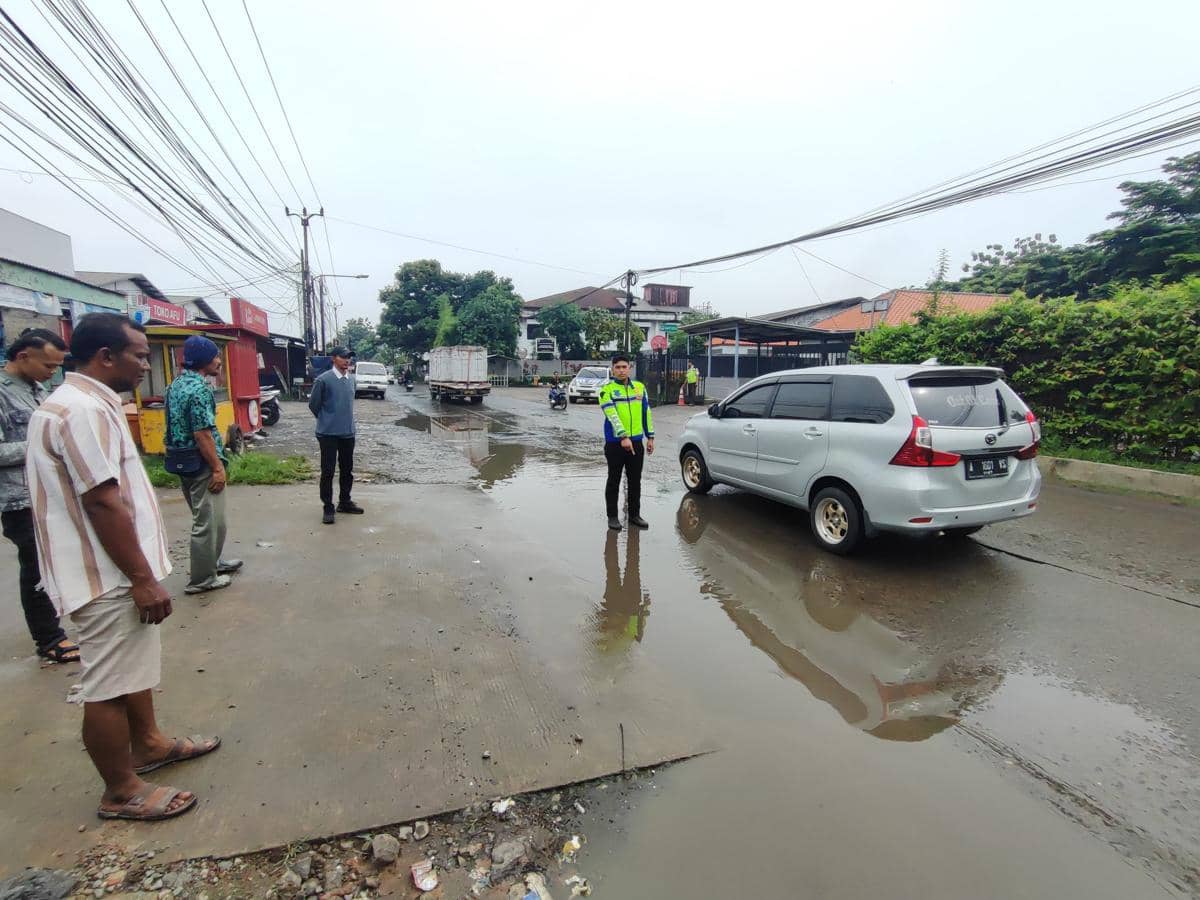 Jalan Raya Pasar Kemis Rusak, 4 Orang Tewas dalam 13 Hari (Dok. IDN Times/Feri)