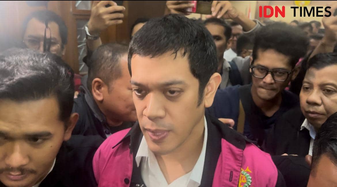Muhamad Kerry Adrianto yang juga anak pengusaha Riza Chalid dituntut 18 tahun penjara (IDN Times/Aryodamar)