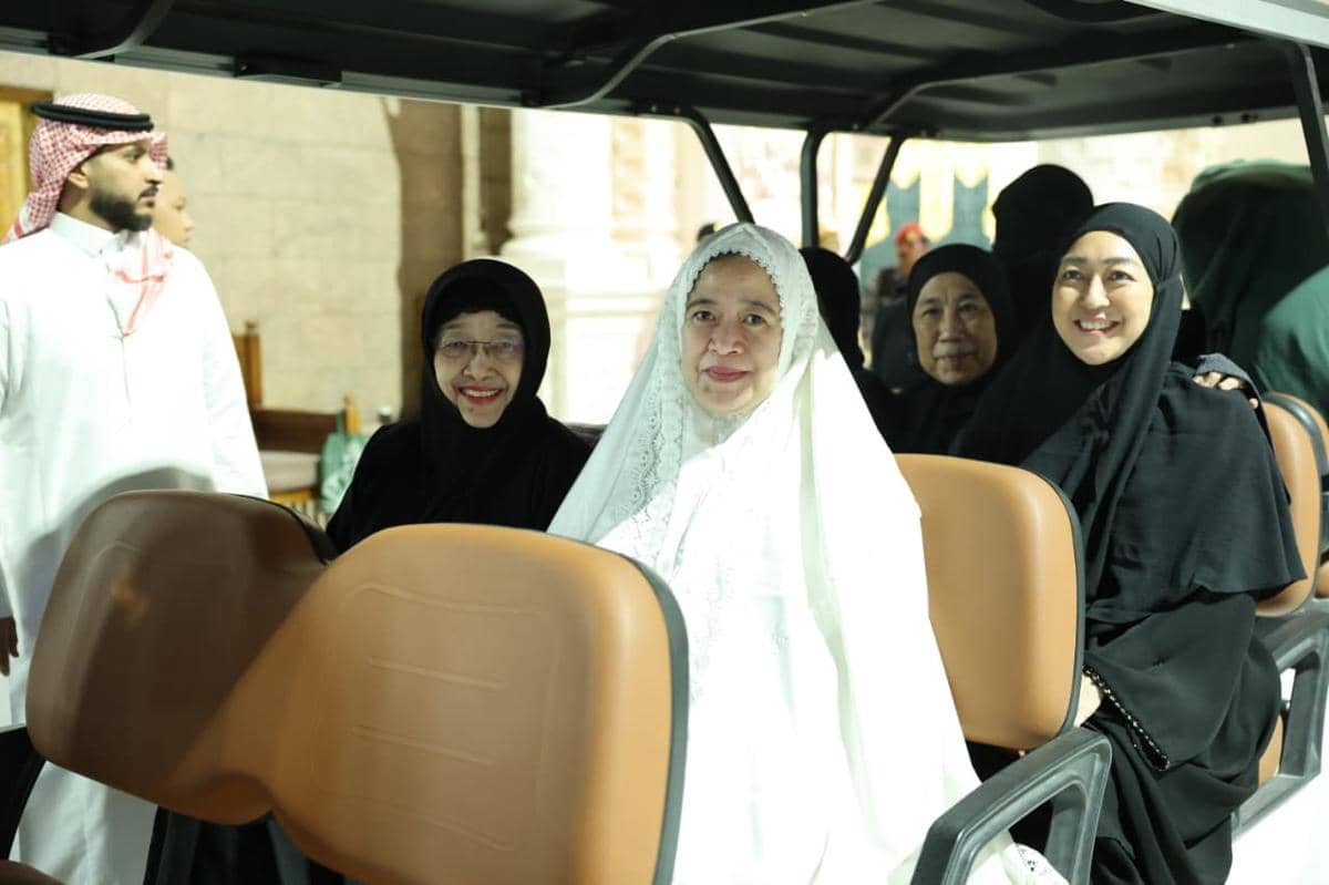 Ketua Umum DPP PDIP Megawati Soekarnoputri berziarah ke makam Rasulullah SAW di Masjid Nabawi, Madinah, Arab Saudi, Rabu (11/2/2026). 