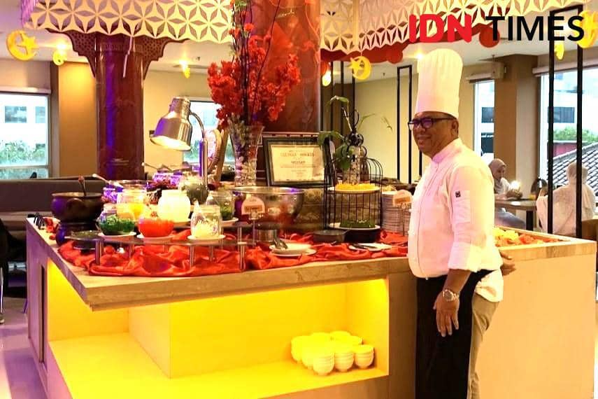 Potret Executive Chef Crown Prince Hotel Surabaya, Chef Fridinal, dalam acara peluncuran Oriental Ramadhan di Crown Prince Hotel Surabaya, Kamis (12/2/2026) 