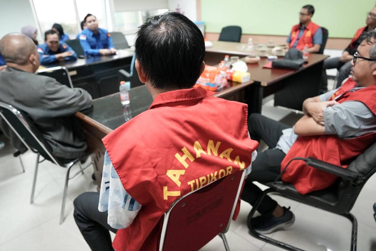 enam dari tujuh tersangka kasus korupsi pengajuan KUR Semendo di salah satu bank plat merah di Muara Enim